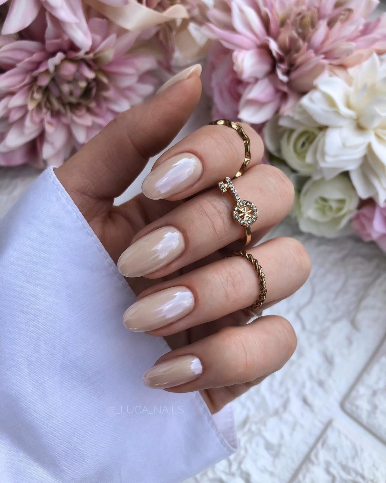 20 Amazing Vanilla Chrome Nails (+ Pics for Inspo)