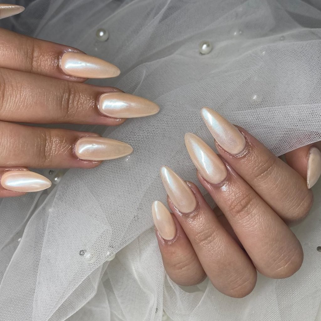 20 Amazing Vanilla Chrome Nails (+ Pics for Inspo)