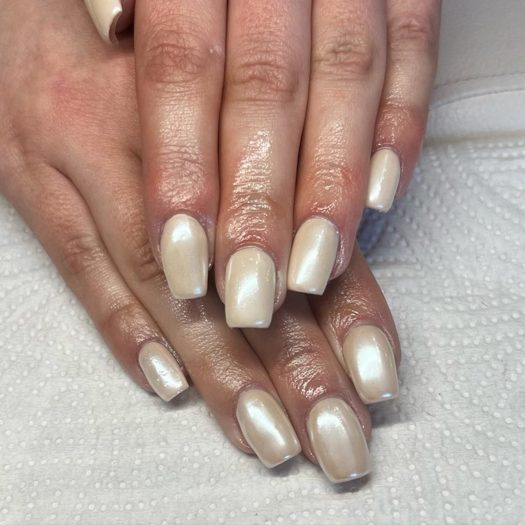 20 Amazing Vanilla Chrome Nails (+ Pics for Inspo)
