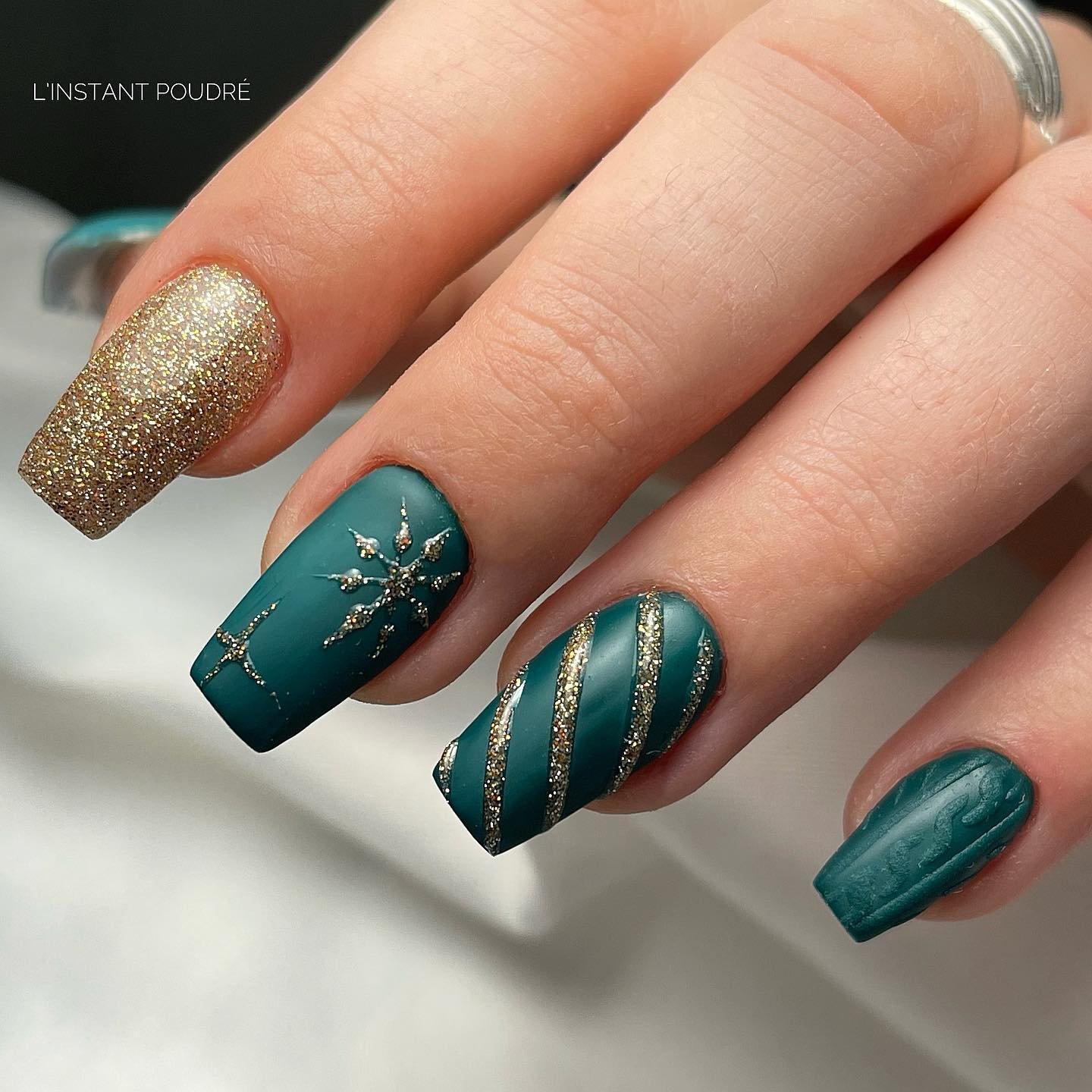17 - Picture of Christmas Nails