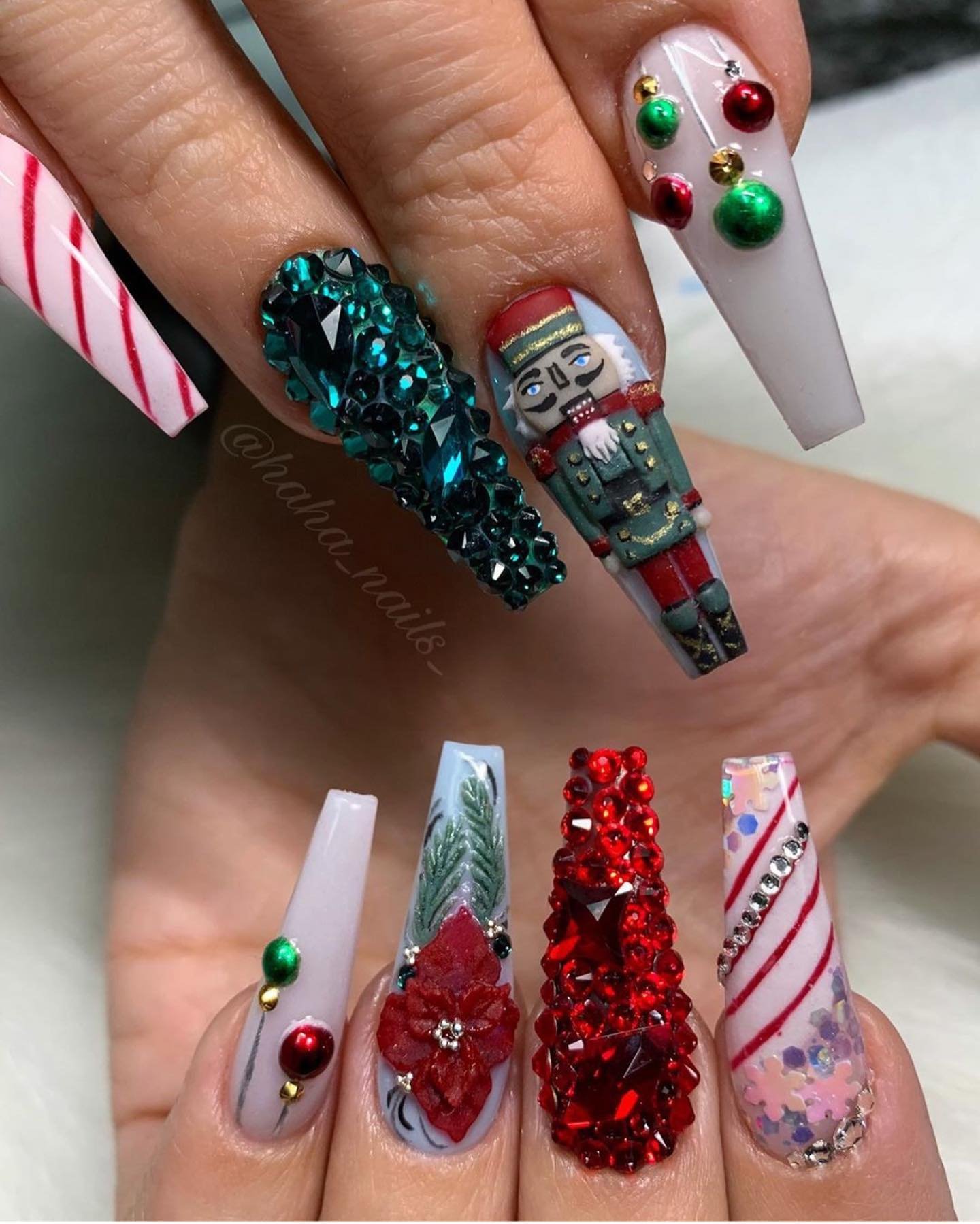 67 - Picture of Christmas Nails
