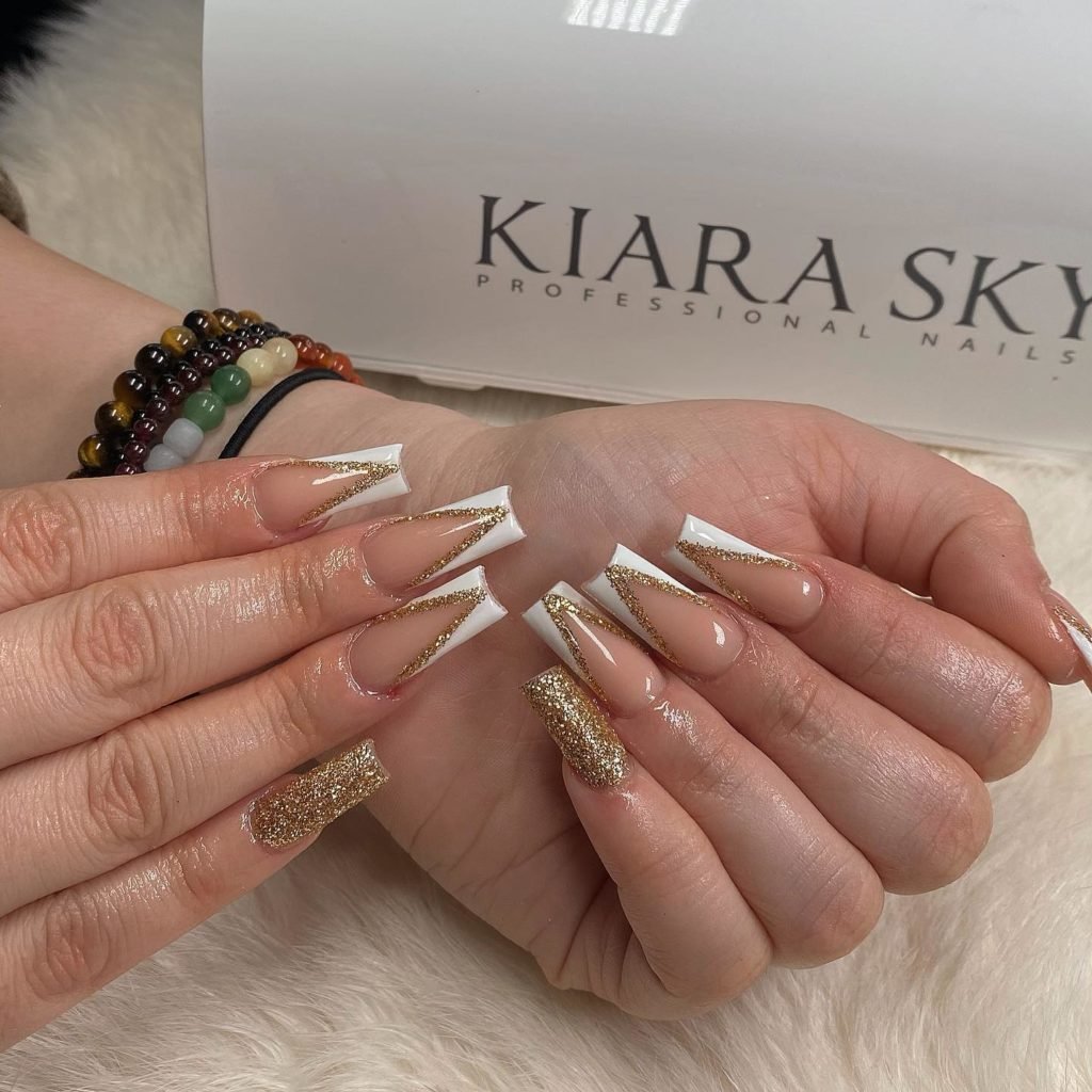 19 Cute & Classy Gold Glitter Nails to Feel Chic