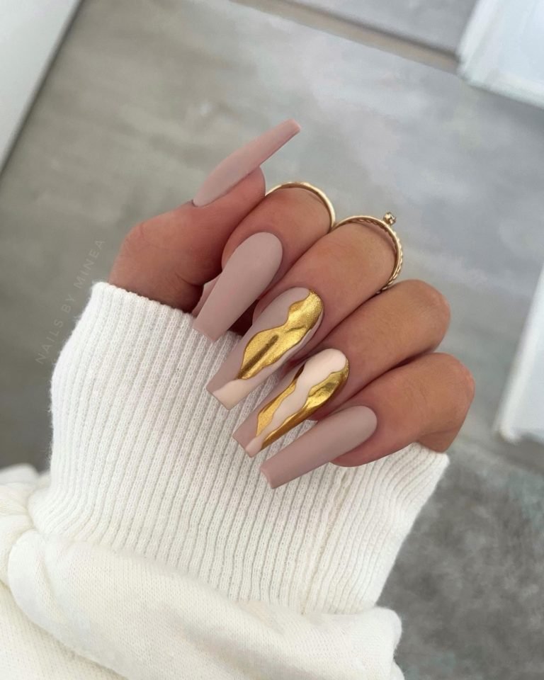 27 Glamorous New Years Nails For Your 2024 New Year S Eve Celebrations   New Years Nails 18 768x960 