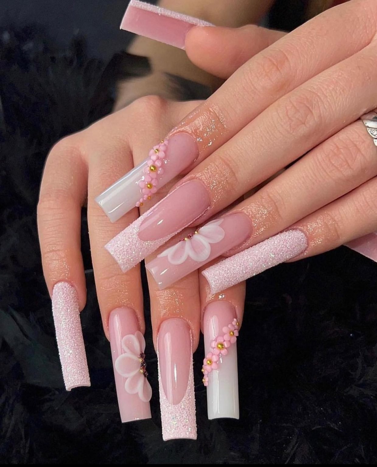 27 Glamorous New Years Nails for Your 2024 New Year's Eve Celebrations