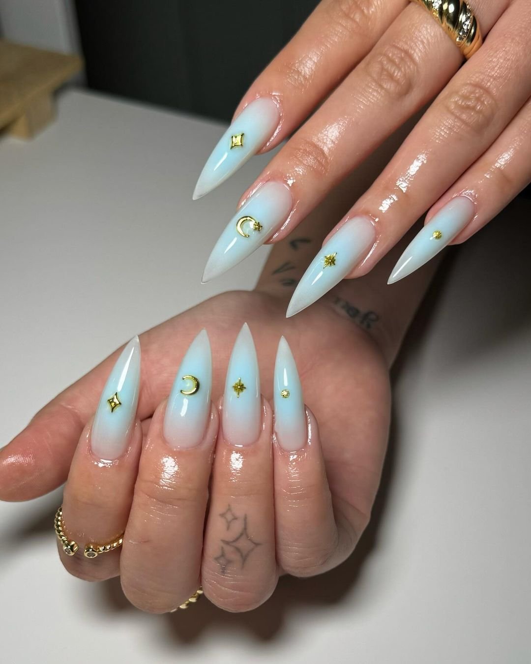 21 - Picture of Aura Nails