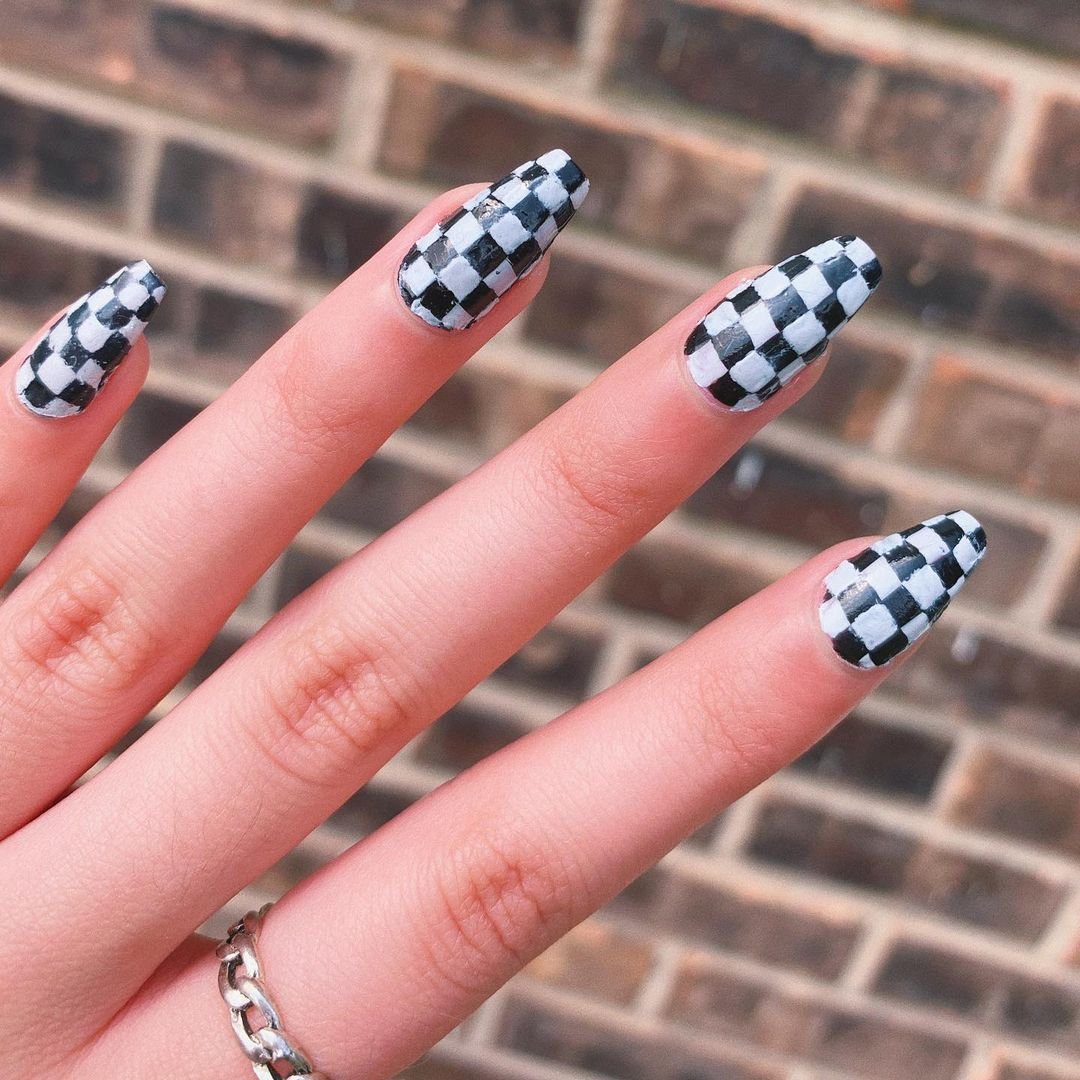 32 - Picture of Checkered Nails