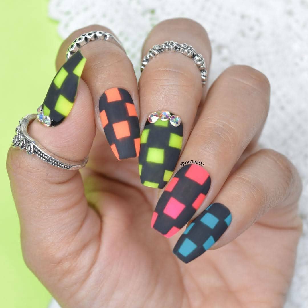 33 - Picture of Checkered Nails