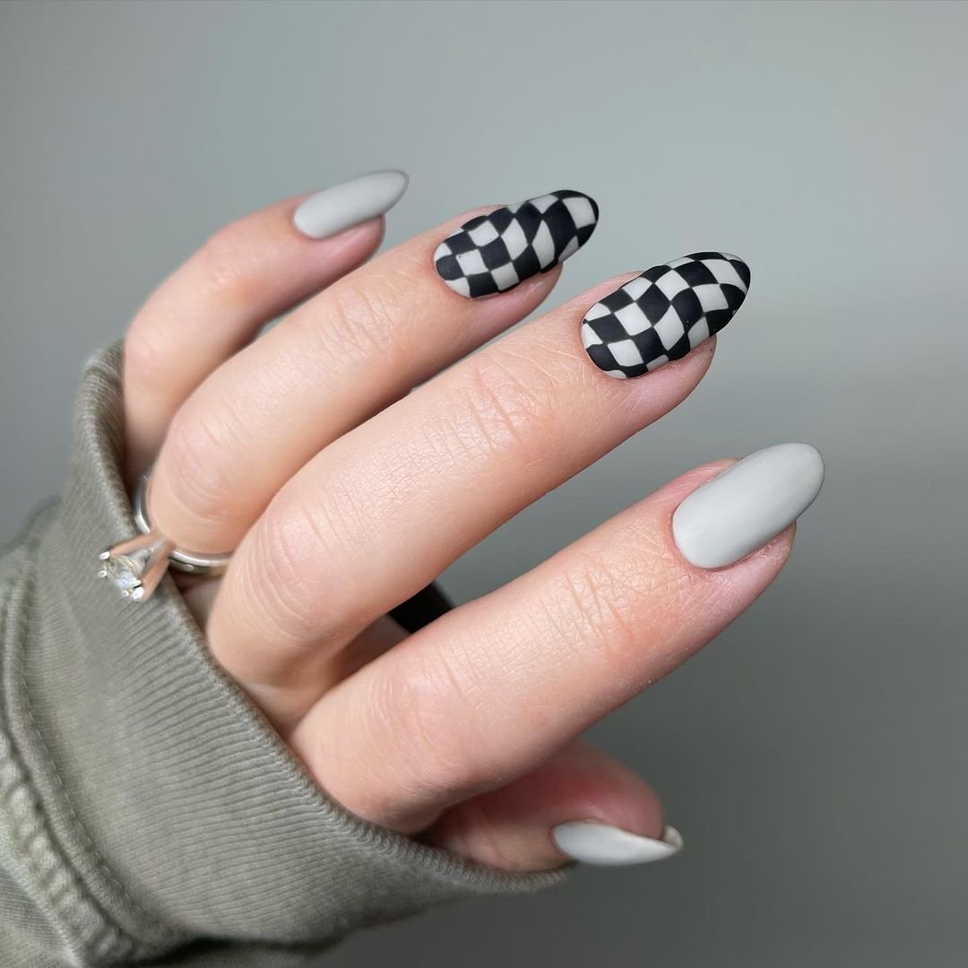42 - Picture of Checkered Nails