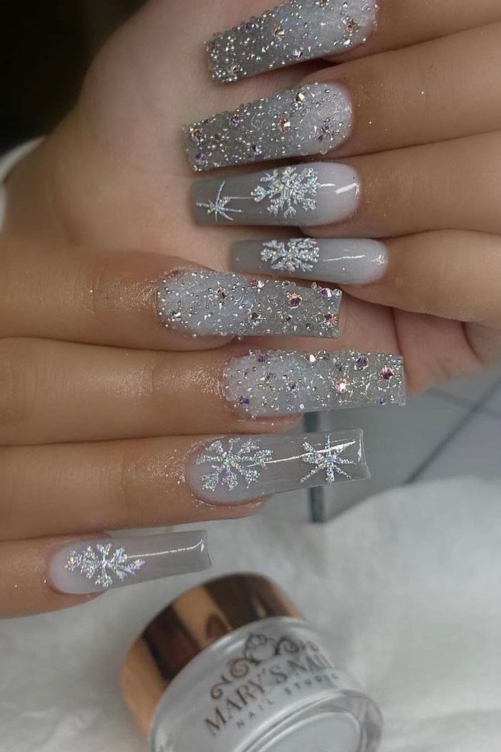 18 - Picture of White Glitter Nails